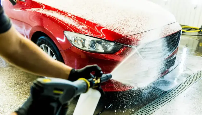 Aktywna piana na myjni: jak myć auto, by lśniło bez zacieków?