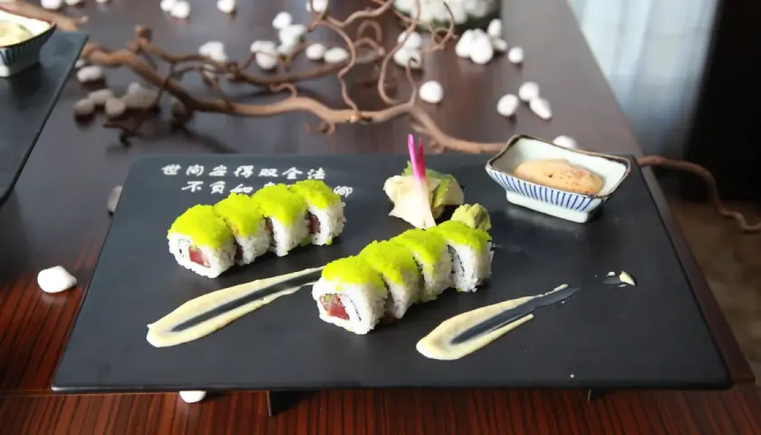 Sushi z zielonym ikrą, podane z wasabi, marynowanym imbirem do sushi i sosem.