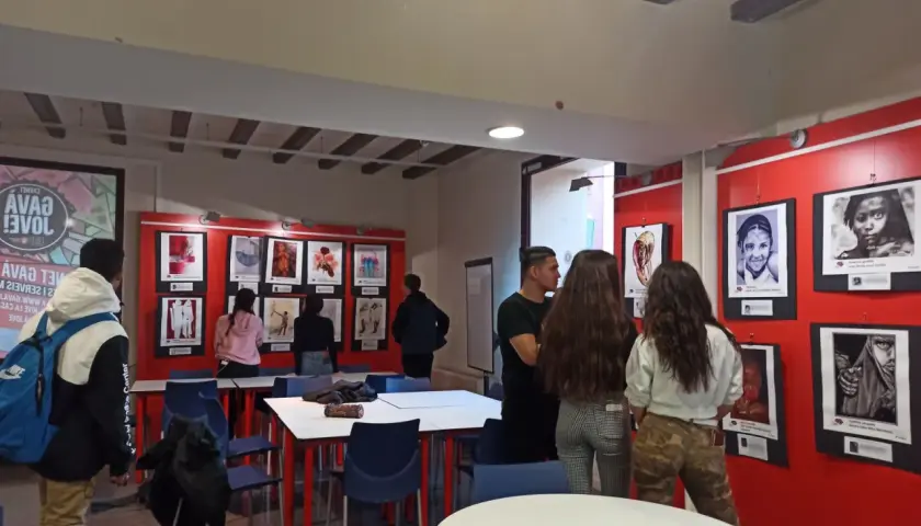 Visitantes observan obras en una exposición en el centro cultural Ramón Pelayo.