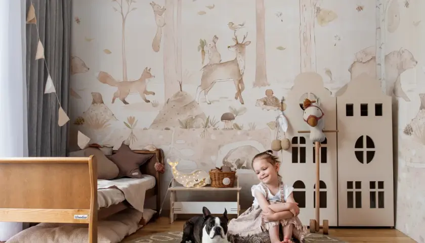 Urocza dziewczynka i piesek na tle tapety zoo z leśnymi zwierzętami.