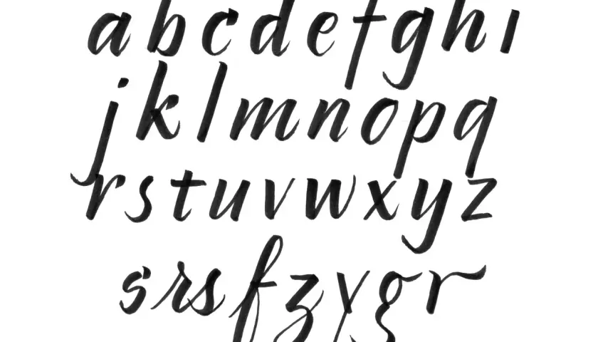 El abecedario en cursiva, un ejemplo de art lettering con trazos fluidos y elegantes.