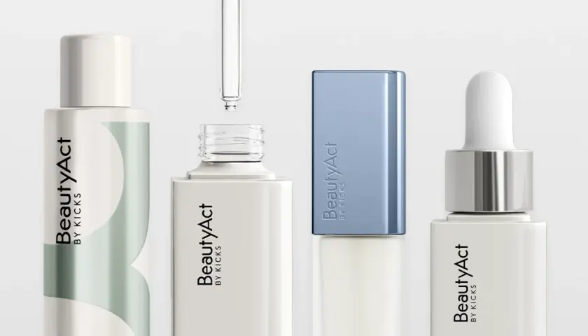 BeautyAct-flaskor med pipett och en blå hylsa. Perfekt för din dagliga rutin med en isroller för ansiktet.