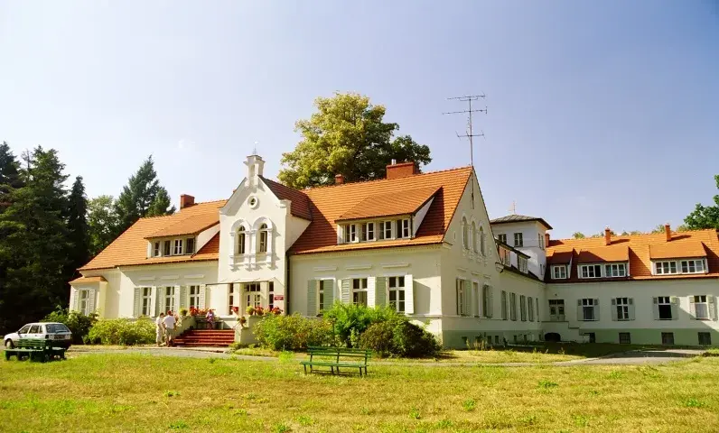 Dworek Ustronie - historia, noclegi i atrakcje w malowniczej okolicy