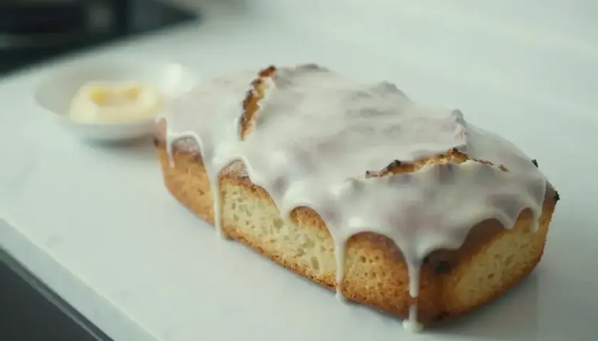 Najłatwiejsza babka drożdżowa z lukrem spływającym po bokach. Idealna na szybkie śniadanie lub deser.