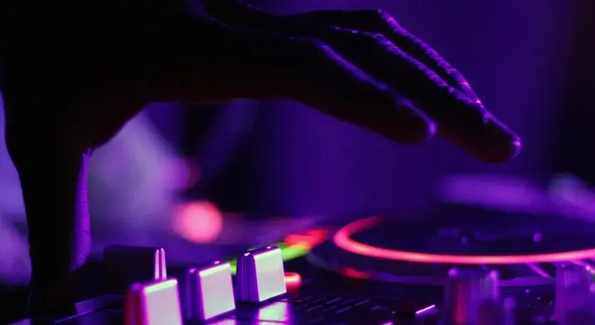 Jakie PKD dla DJ wybrać w 2025? Kompletny poradnik dla muzyków