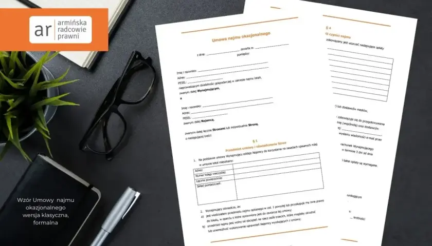 Wzór umowy najmu okazjonalnego z zaznaczonymi punktami dotyczącymi czynszu najmu. Na biurku leżą dokumenty, okulary i długopis.