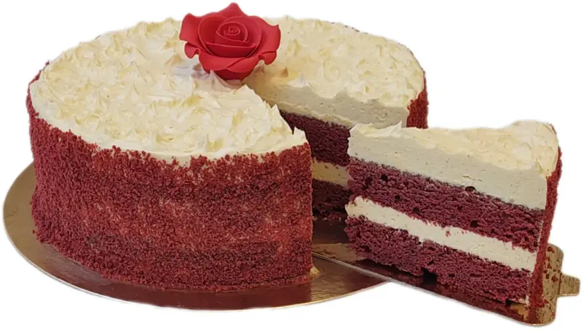 Un delicioso bizcocho red velvet con cobertura cremosa y una rosa roja decorativa. Una rebanada muestra sus capas rojas y blancas.