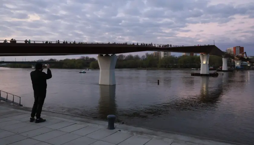 Ile kosztowała kładka Trzaskowskiego? Zaskakujące wydatki i szczegóły