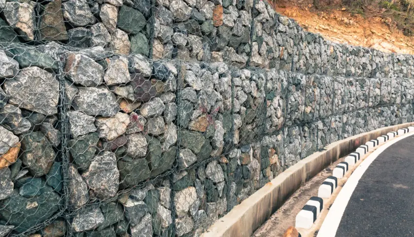 Mur oporowy z koszy gabionowych: skuteczna stabilizacja terenu