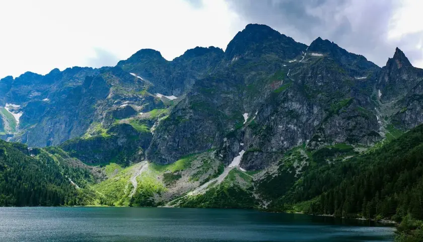 Jezioro Morskie Oko u stóp skalistych szczytów Tatr. To jeden z najpiękniejszych zakątków na liście parków narodowych w Polsce.