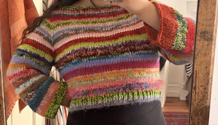 Maglione colorato a righe con maniche a sbuffo. Perfetto per usare avanzi di lana cosa posso fare.