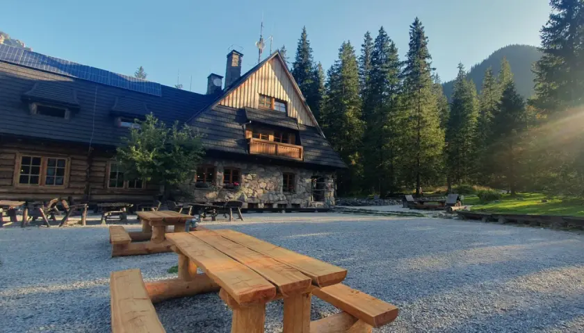 Kamienno-drewniane schronisko w Dolinie Kościeliskiej. Ile km do schroniska? Tyle, ile potrzeba, by podziwiać widoki.