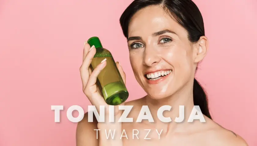 Uśmiechnięta kobieta prezentuje buteleczkę z płynem, klucz do promiennej cery i idealnej tonizacji twarzy.