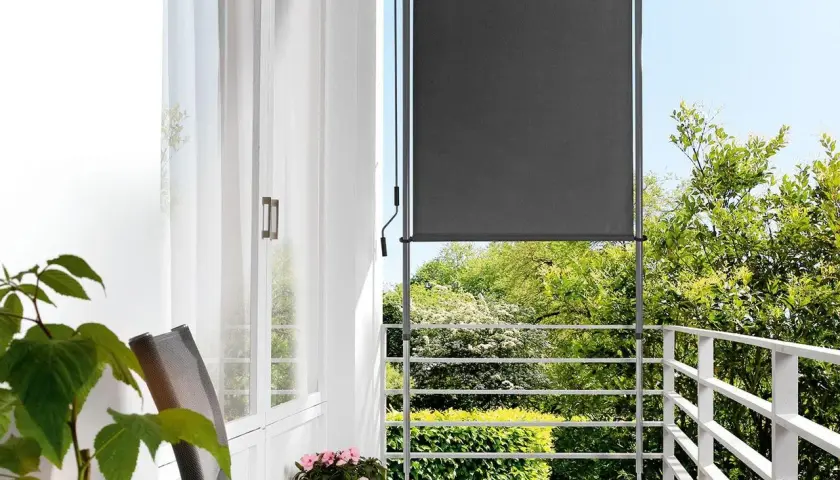 Balkon w bloku: Jak osłonić? Poradnik, ceny i zgody na montaż