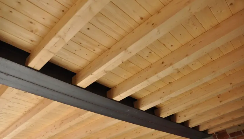 Solaio in legno con travi parallele e tavolato. Il costo solaio in legno è un fattore importante per la costruzione.