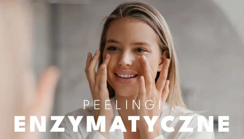 Uśmiechnięta kobieta aplikuje peeling enzymatyczny na twarz.