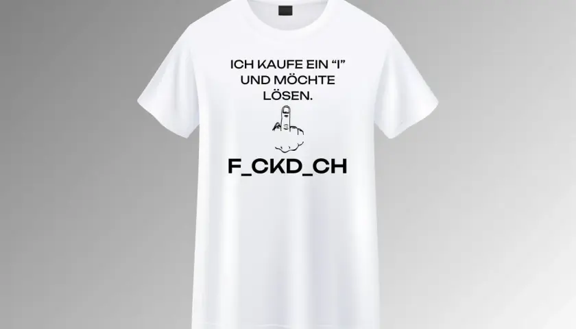 Weißes T-Shirt mit schwarzem Aufdruck: "Ich kaufe ein 'I' und möchte lösen." und Mittelfinger-Symbol.