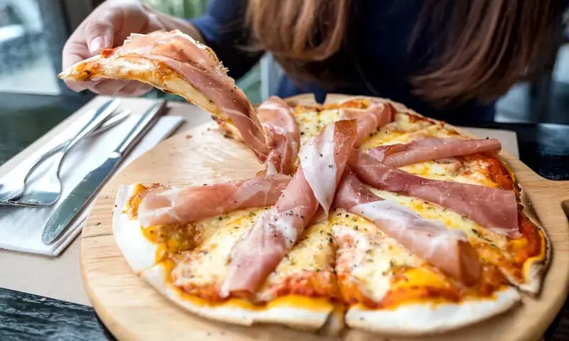 Jaka szynka do pizzy? Odkryj najlepsze opcje, które zachwycą smakiem