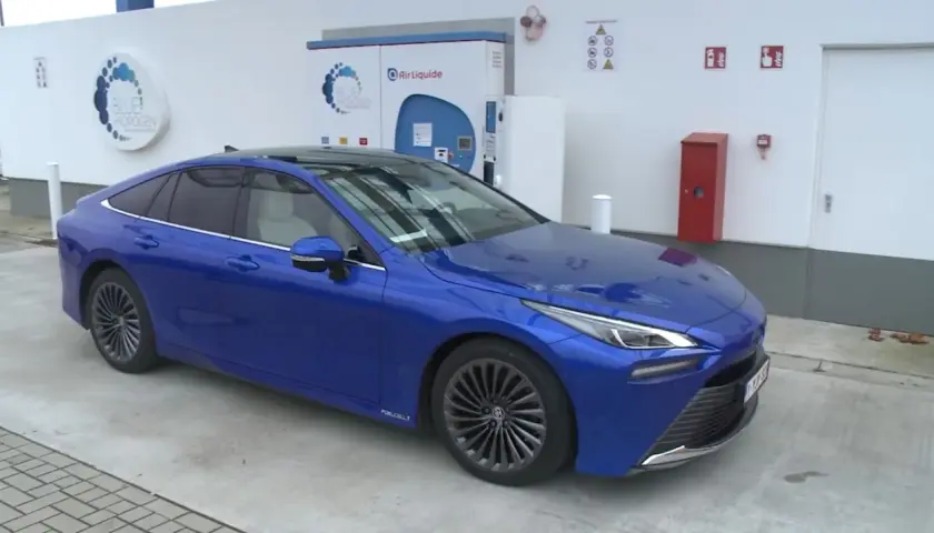 Niebieski Toyota Mirai na stacji tankowania wodoru. Sprawdź aktualną toyota mirai cena i przyszłość motoryzacji.