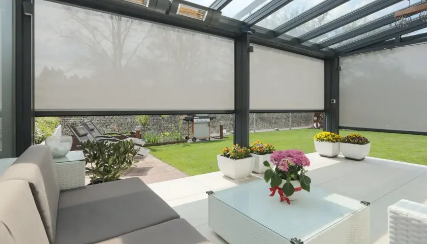 Zasłonięty taras z roletą z moskitierą, która chroni przed słońcem i owadami. Wygodny wypoczynek na świeżym powietrzu.
