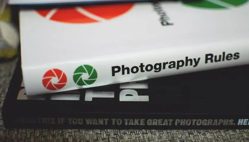 Książka "Photography Rules" z ikonami przysłony, idealna do każdego blogu fotograficznego.