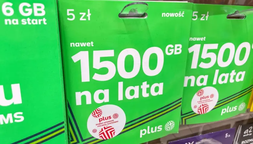 Zielone opakowania z ofertą 1500 GB na lata za 5 zł. To atrakcyjna opłata za utrzymanie numeru plus.