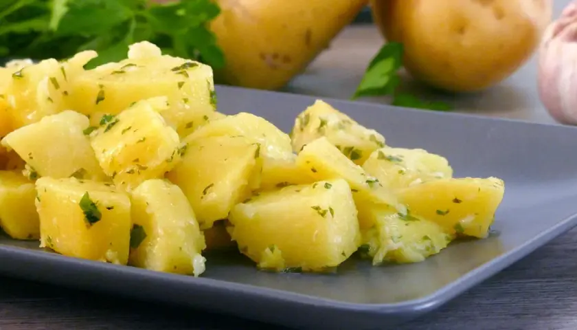 Patatas al microondas cortadas en cubos, aderezadas con perejil y ajo. ¡Una guarnición rápida y deliciosa!