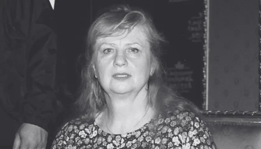Portret kobiety w kwiecistej sukience. Aleksandra Mrowiec, córka Celińskiej, patrzy wprost.