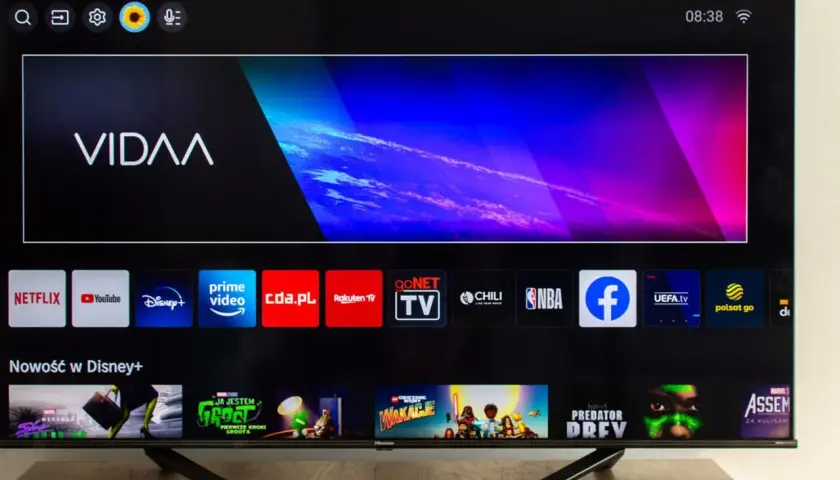 Telewizor z systemem vidaa wyświetla menu z aplikacjami: Netflix, YouTube, Disney+, Prime Video, cda.pl, Rakuten TV, Chili, NBA, Facebook, UEFA.tv, Polsat Go.