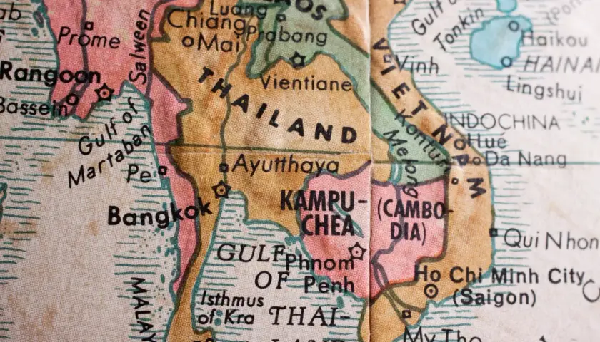 Mapa pokazuje, gdzie jest Tajlandia, obok Laosu i Kambodży. Widać Bangkok i Zatokę Tajlandzką.