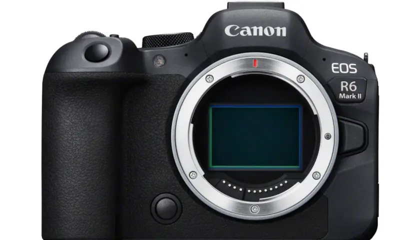 Czarny aparat Canon EOS R6 Mark II z widocznym sensorem i mocowaniem obiektywu.