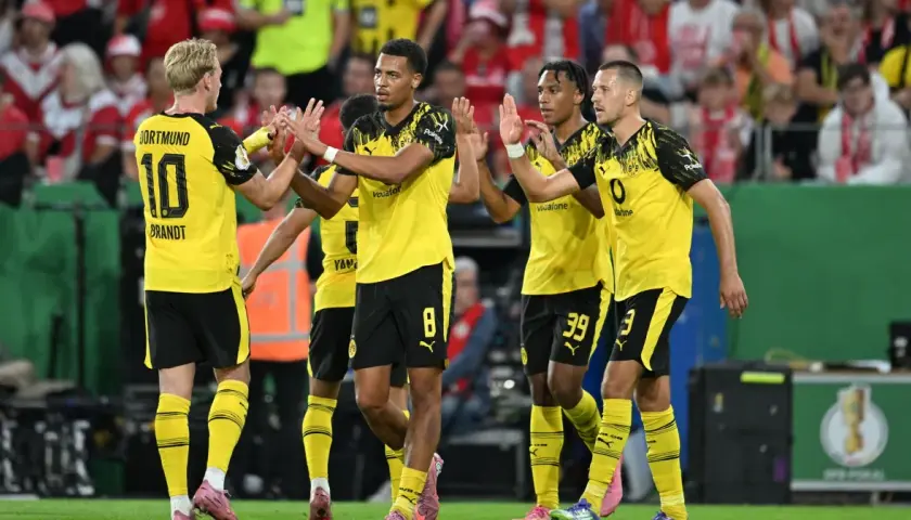Pięciu piłkarzy Borussii Dortmund w żółtych koszulkach świętuje bramkę. Brandt z numerem 10 na plecach.