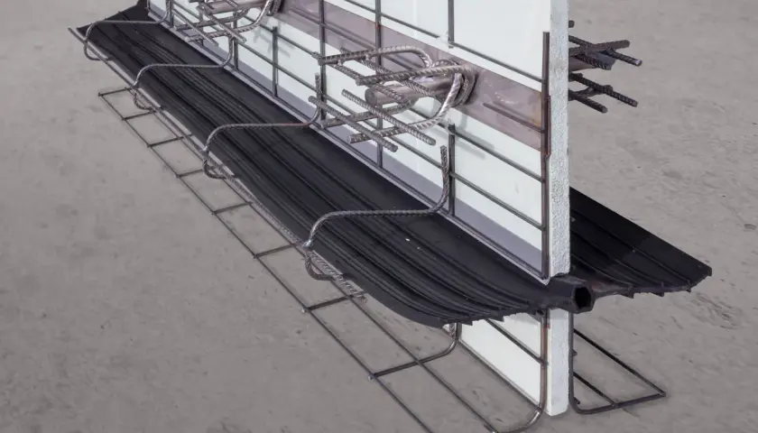 Schalung mit Abstandhaltern und Bewehrung für Betonbau.
