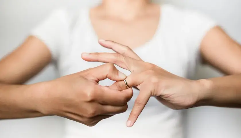 Jak zdjąć ciasną obrączkę nitką? Skuteczny poradnik i alternatywy