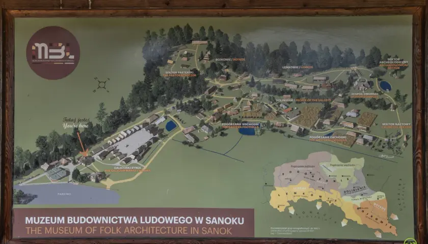 Mapa Muzeum Budownictwa Ludowego w Sanoku. Ukazuje rozmieszczenie sektorów: galicyjskiego rynku, pasterskiego, bojkowskiego, łemkowskiego, dolinian, dworskiego, naftowego i archeologicznego.