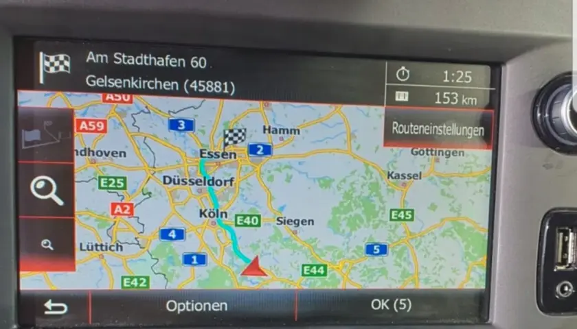 Nawigacja pokazuje trasę do Gelsenkirchen. To **media nav evolution toolbox** w akcji, z czasem 1:25 i dystansem 153 km.