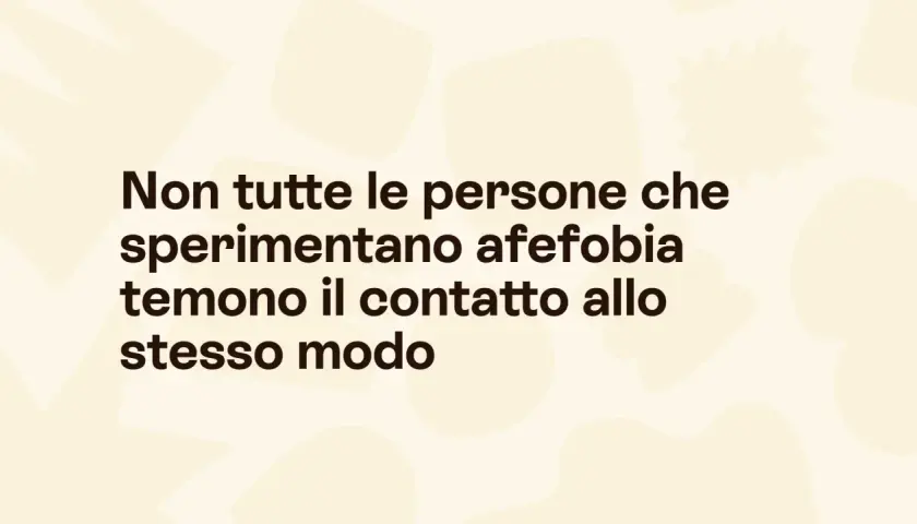 Afefobia è sessualità. Il testo "Non tutte le persone che sperimentano afefobia temono il contatto allo stesso modo" su sfondo beige con forme astratte.