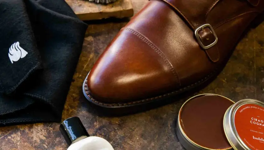 Pour savoir s'il faut imperméabiliser les chaussures en cuir, regardez ces produits de soin : cirage, crème et chiffon.