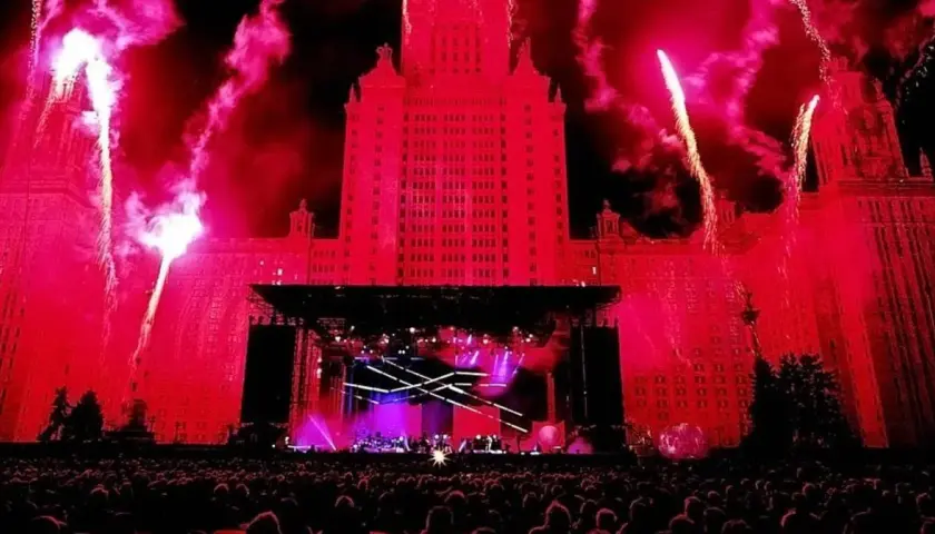 Tłumy ludzi na koncercie podświetlonym na czerwono, z fajerwerkami i sceną. To mógł być najwiekszy koncert swiata!