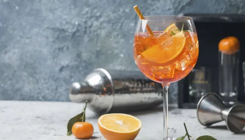 Erfrischender Aperol Spritz mit Orangenscheiben und Eis. Das Aperol Spritz Rezept in ml ist einfach: 3 Teile Prosecco, 2 Teile Aperol, 1 Teil Soda.