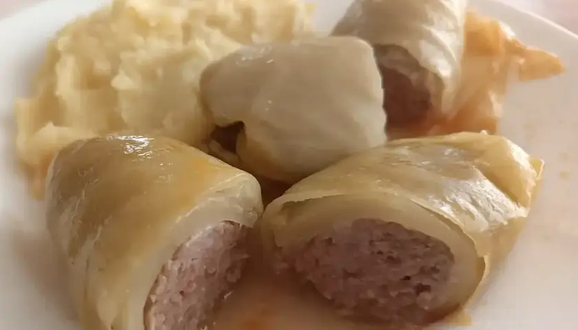 Sarma recept: Kohlrullar med köttfärsfyllning serveras med potatismos.
