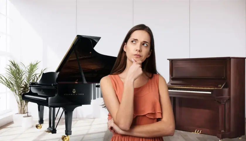 Kobieta zastanawia się, czy pianino jest instrumentem strunowym, stojąc między fortepianem a pianinem pionowym.