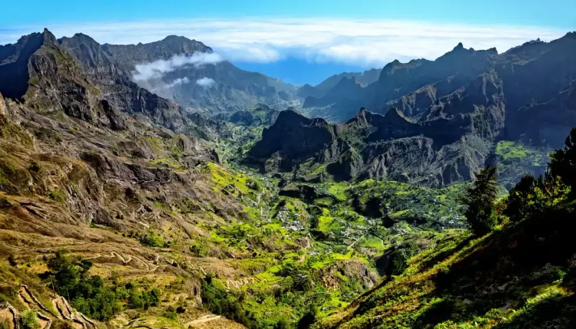 Valle exuberante y montañoso en Cabo Verde. Senderos serpenteantes y casas dispersas entre terrazas verdes.
