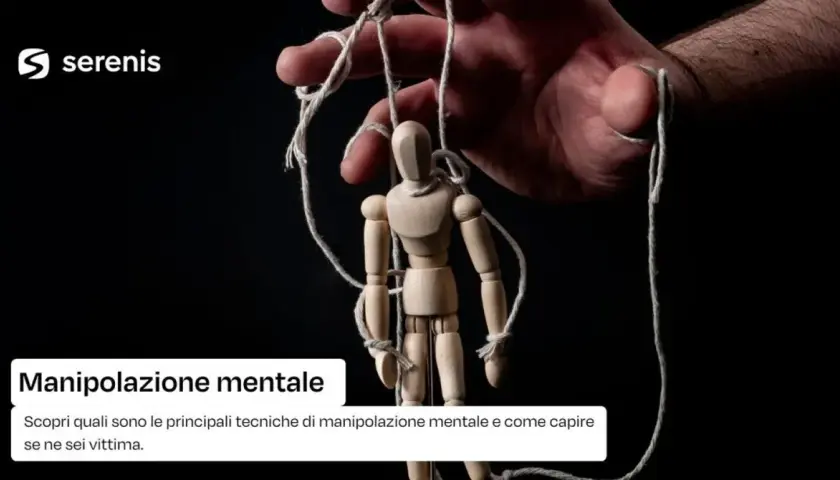 Mano che muove un manichino con fili, metafora del comportamento di una persona plagiata. Manipolazione mentale.