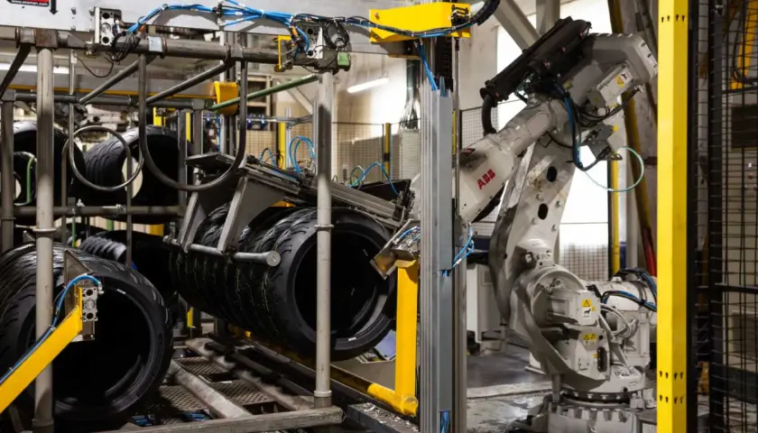 Brazo robótico ABB manipula neumáticos Michelin en Lasarte.