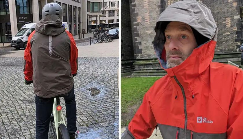 Mann im roten und grauen Regenjacke trockner, bereit für die Fahrt.