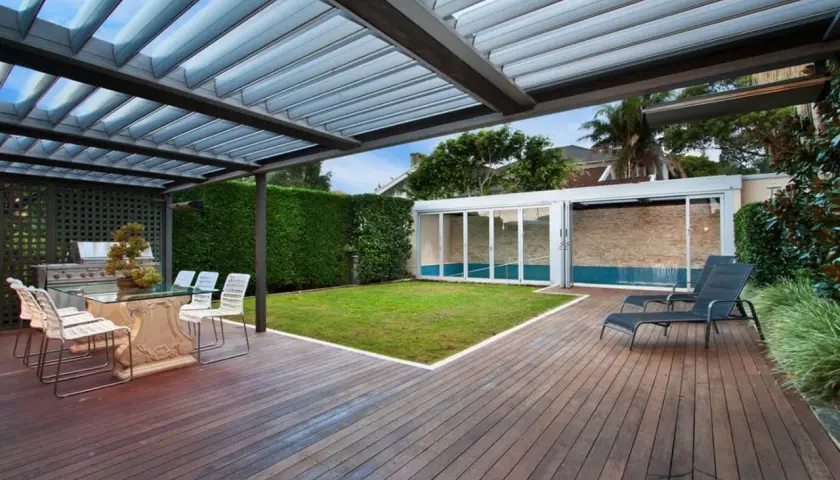 Nowoczesna pergola DIY z przeszklonym dachem, tarasem i basenem. Idealne miejsce na relaks.