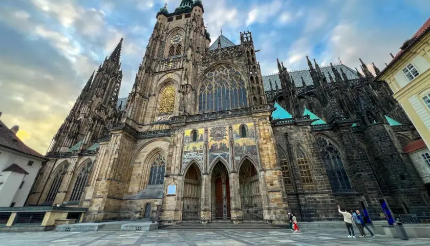 Majestatyczna katedra św. Wita, jedna z głównych praga atrakcje, góruje nad placem.