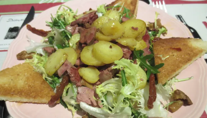 Salade périgourdine avec pommes de terre, magret, foie gras et toasts. Quel vin avec une salade périgourdine ? Un Bergerac rouge léger.