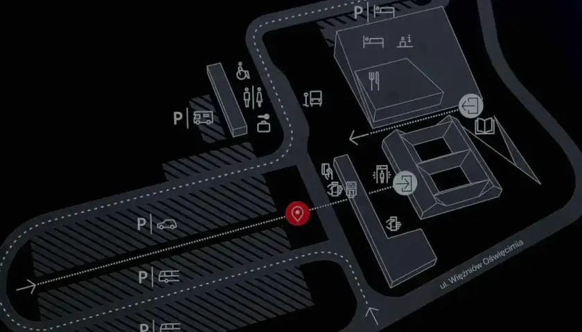 Mapa terenu Muzeum Auschwitz-Birkenau. Wskazuje parkingi, budynki i drogę dojazdową.